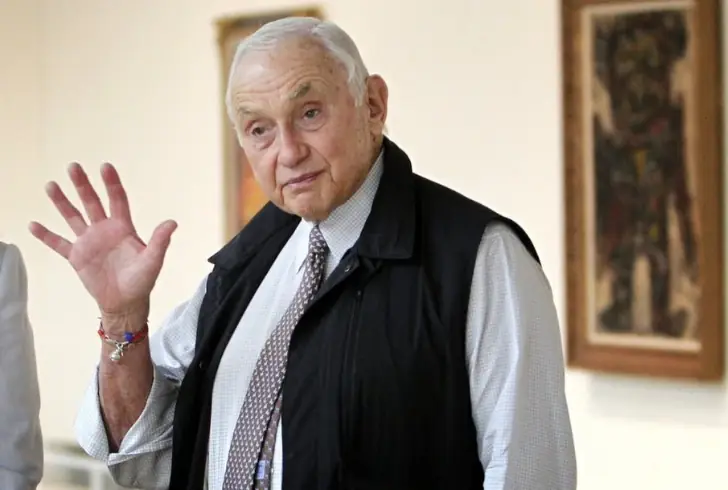 Leslie Wexner waving his hand