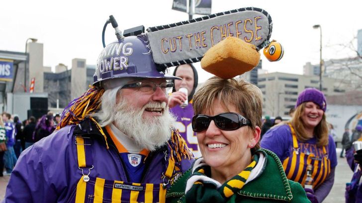 Packers and Vikings couple in rival costumes